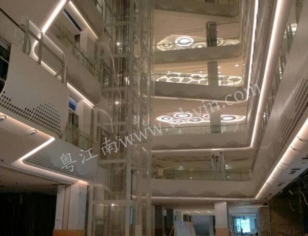 凱德廣場不銹鋼室內裝飾收尾現場